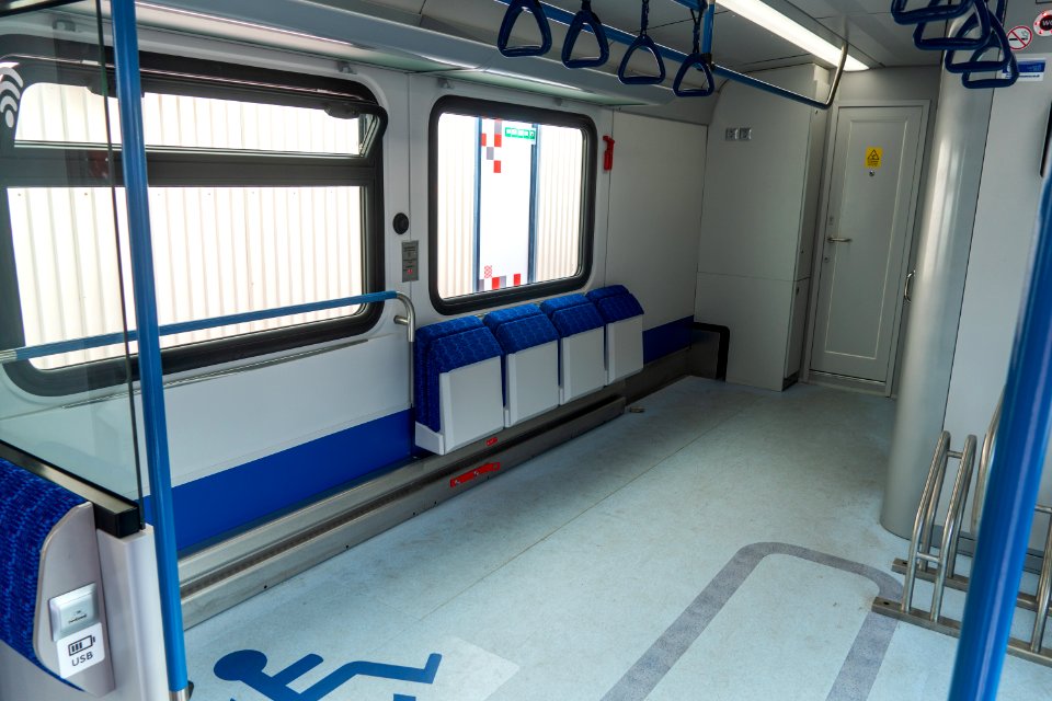 EG2Tv-027 interior - head car front zone