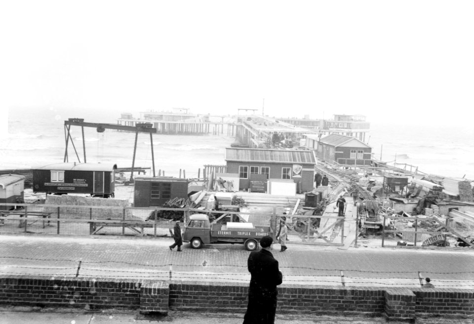 Egaliseren van het strand te Scheveningen voor het komend seizoen, Bestanddeelnr 912-2141