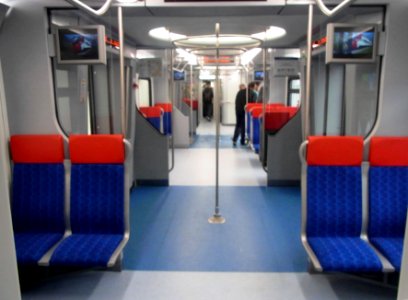 EG2Tv-001 head car interior 1