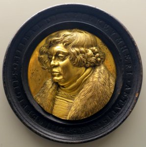 Effigy of Willibald Pirckheimer, by Georg Schweigger, Nurnberg, 1638, gilt bronze - Bode-Museum - DSC03412