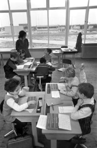 Eerste kleuterschool in Bijlmermeer juffrouw met enige kinderen, Bestanddeelnr 921-9957