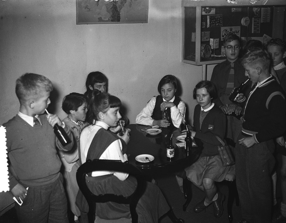 Eerste Kinderboekenweek te Amsterdam, voorzitter Chr. Leeflang reikt prijs uit, , Bestanddeelnr 907-4056