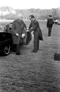 Eerste Kamervoorzitter prof. ir. Jannes Pieter Mazure (PvdA) arriveert bij palei, Bestanddeelnr 919-7501