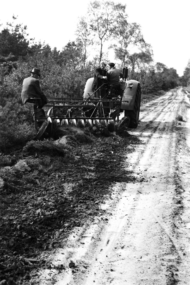 Eg achter een tractor die over een landweg rijdt, Bestanddeelnr 170-0720
