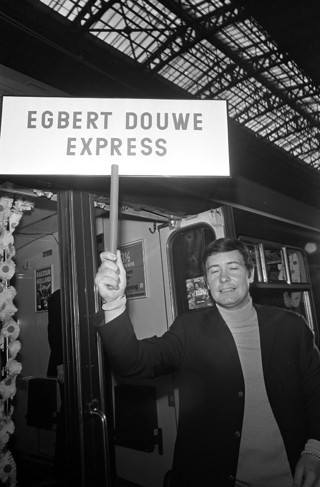 Egbert Douwe vanaf Centraal Station naar Brussel vertrokken (ontvangt gouden pla, Bestanddeelnr 921-7909