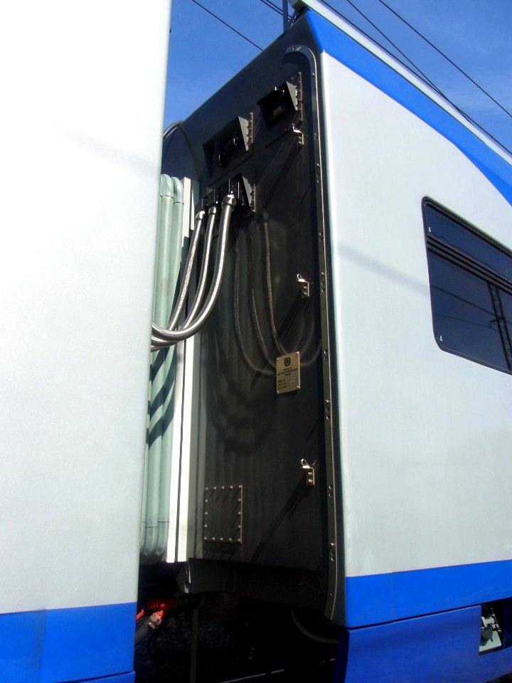 EG2Tv-001 gangway between cars 2