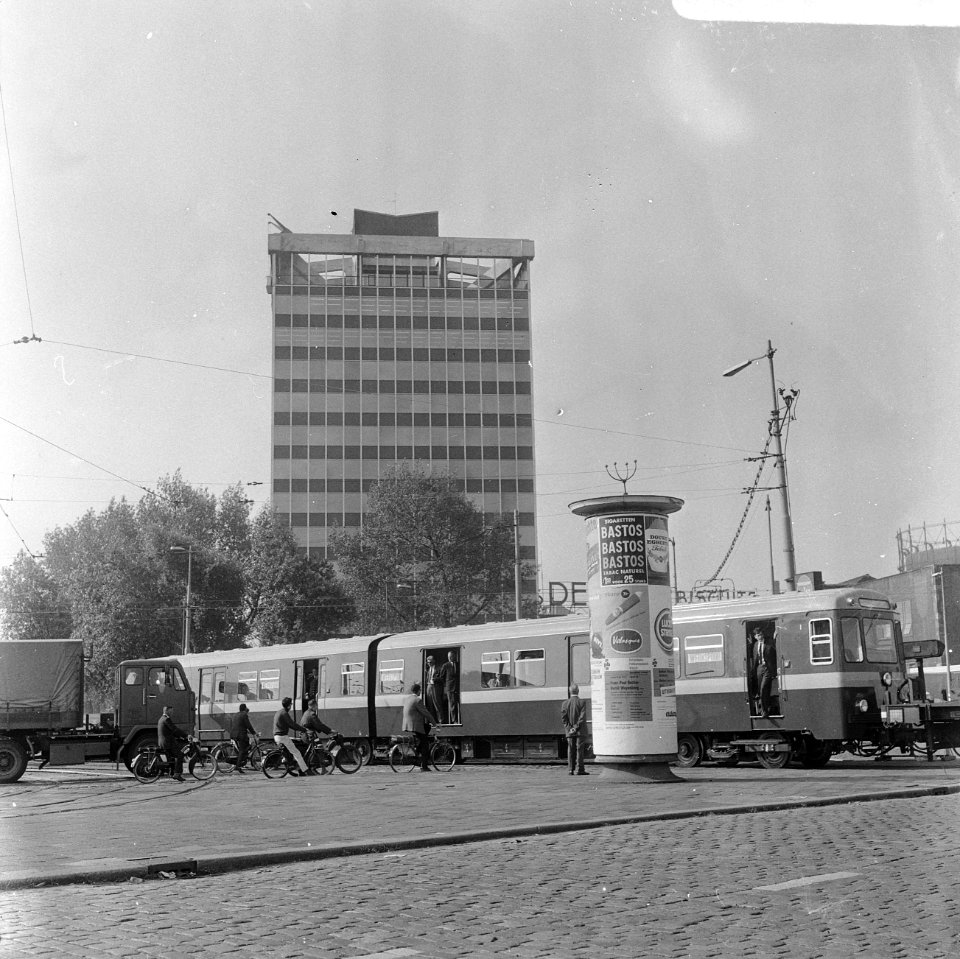 Eerste metro treinstel gearriveerd op Vierhavenstraat (metro bij Overbeekse flat, Bestanddeelnr 919-2615