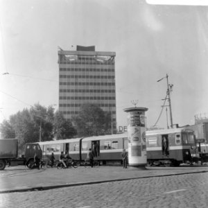 Eerste metro treinstel gearriveerd op Vierhavenstraat (metro bij Overbeekse flat, Bestanddeelnr 919-2615
