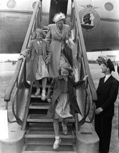 Eerste KLM vlucht naar Canada. Hare Majeisteit en Prinsessen Irene en Beatrix op, Bestanddeelnr 903-4045