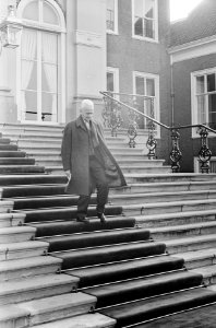 Eerste Kamervoorzitter prof. ir. Jannes Pieter Mazure (PvdA) arriveert bij palei, Bestanddeelnr 919-7500