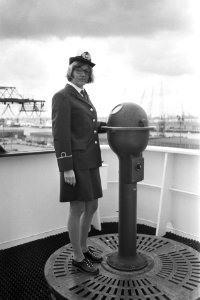 Eerste leerling stuurvrouw Esse Rieke Agter aan boord van de Atlantic Crown Rott, Bestanddeelnr 924-8110