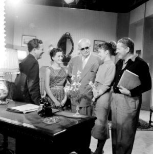 Eerste opname Nederlandse kleurenspeelfilm in Cinetone studio te Rotterdam. V.l., Bestanddeelnr 908-8983
