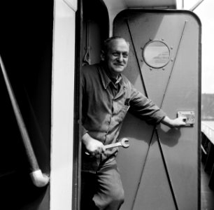 Eerste machinist van de Damco 9 met een steeksleutel, vermoedelijk in West- Duit, Bestanddeelnr 254-1365
