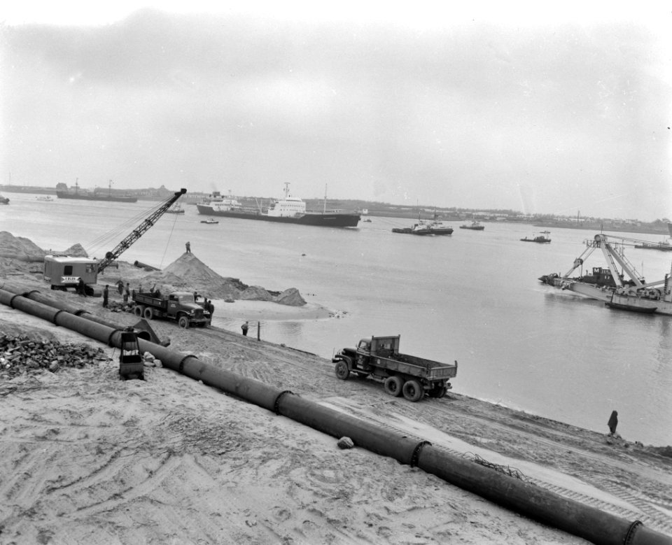 Eerste olietanker vaart de Europoorthaven in, Bestanddeelnr 911-8881