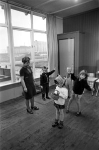 Eerste kleuterschool in Bijlmermeer juffrouw met enige kinderen, Bestanddeelnr 921-9954