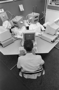 Efficiency Beurs in RAI, Amsterdam robots achter computers op stand Nederland, Bestanddeelnr 934-0815