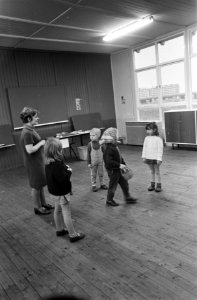 Eerste kleuterschool in Bijlmermeer juffrouw met enige kinderen, Bestanddeelnr 921-9955