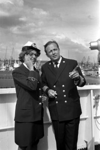 Eerste leerling stuurvrouw Esse Rieke Agter aan boord van de Atlantic Crown Rott, Bestanddeelnr 924-8109