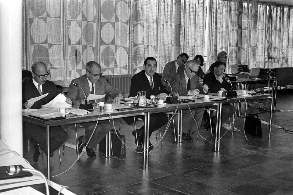 Eerste openbare vergadering NOS, hoofdbestuur (voorzitter secretaris, etc), Bestanddeelnr 925-9845