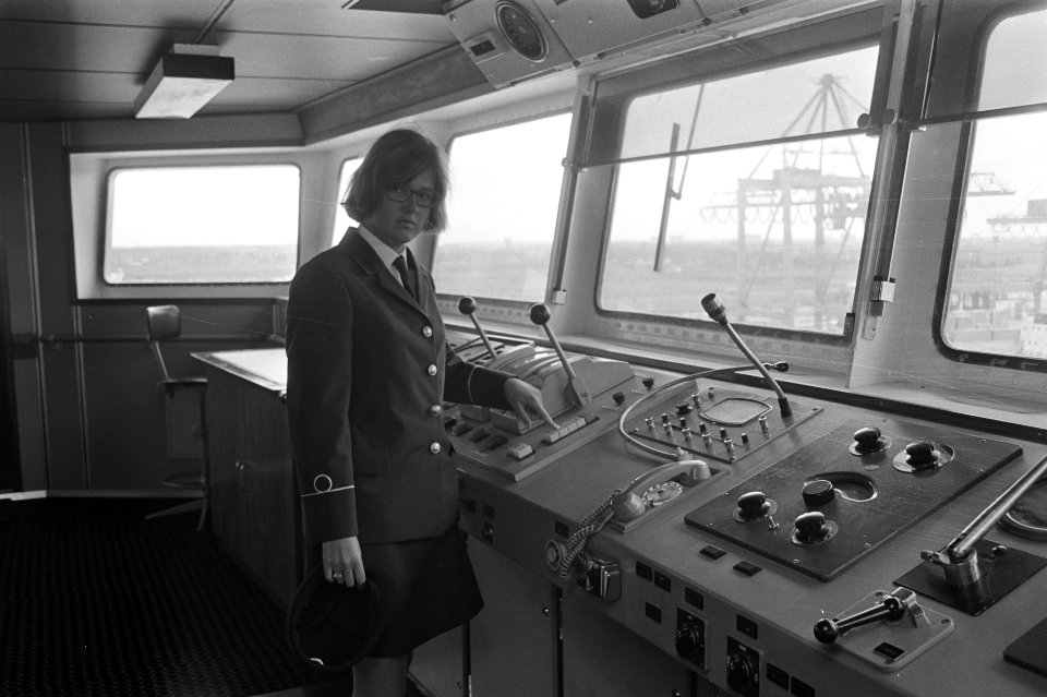 Eerste leerling stuurvrouw Esse Rieke Agter aan boord van de Atlantic Crown Rott, Bestanddeelnr 924-8112