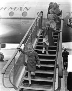 Eerste KLM vlucht naar Canada. Prinsessen met jongetje op trap, Bestanddeelnr 903-4046