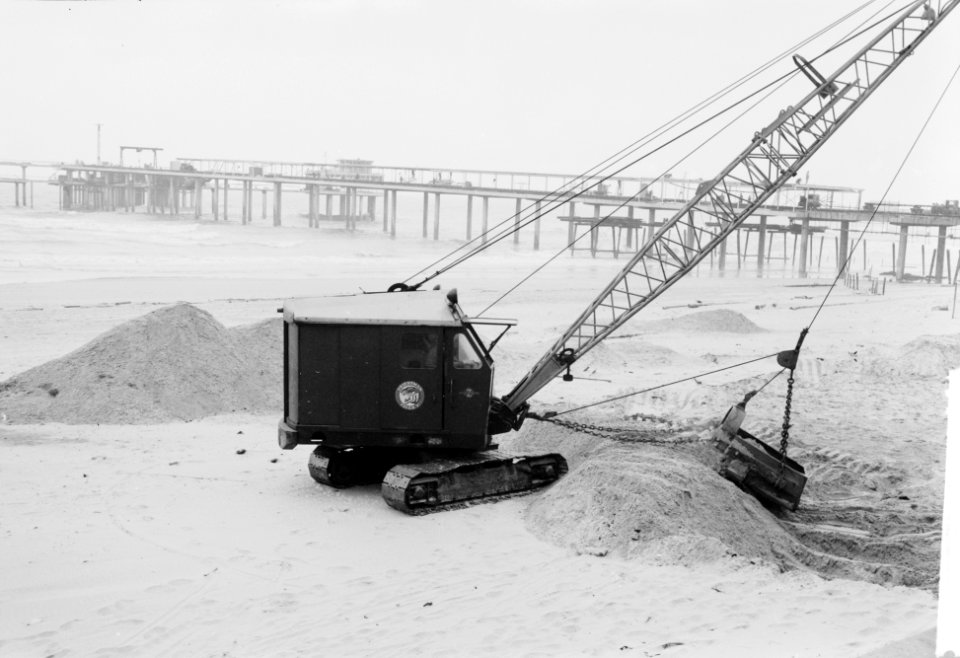 Egaliseren van het strand te Scheveningen voor het komend seizoen, Bestanddeelnr 912-2142