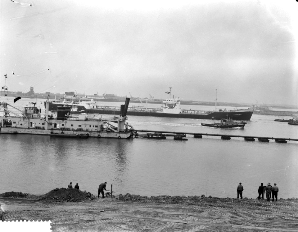 Eerste olietanker vaart de Europoorthaven in, Bestanddeelnr 911-8882