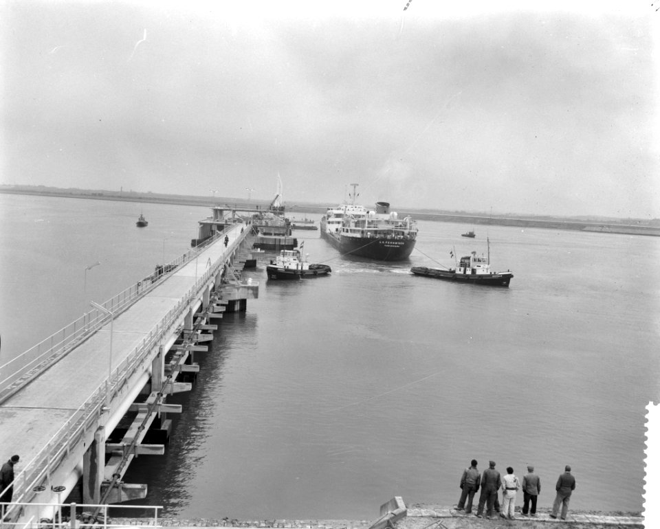 Eerste olietanker vaart de Europoorthaven in, Bestanddeelnr 911-8878