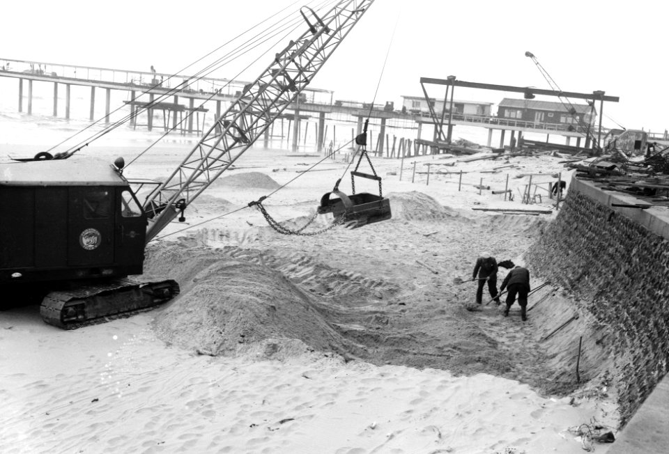 Egaliseren van het strand te Scheveningen voor het komend seizoen, Bestanddeelnr 912-2148