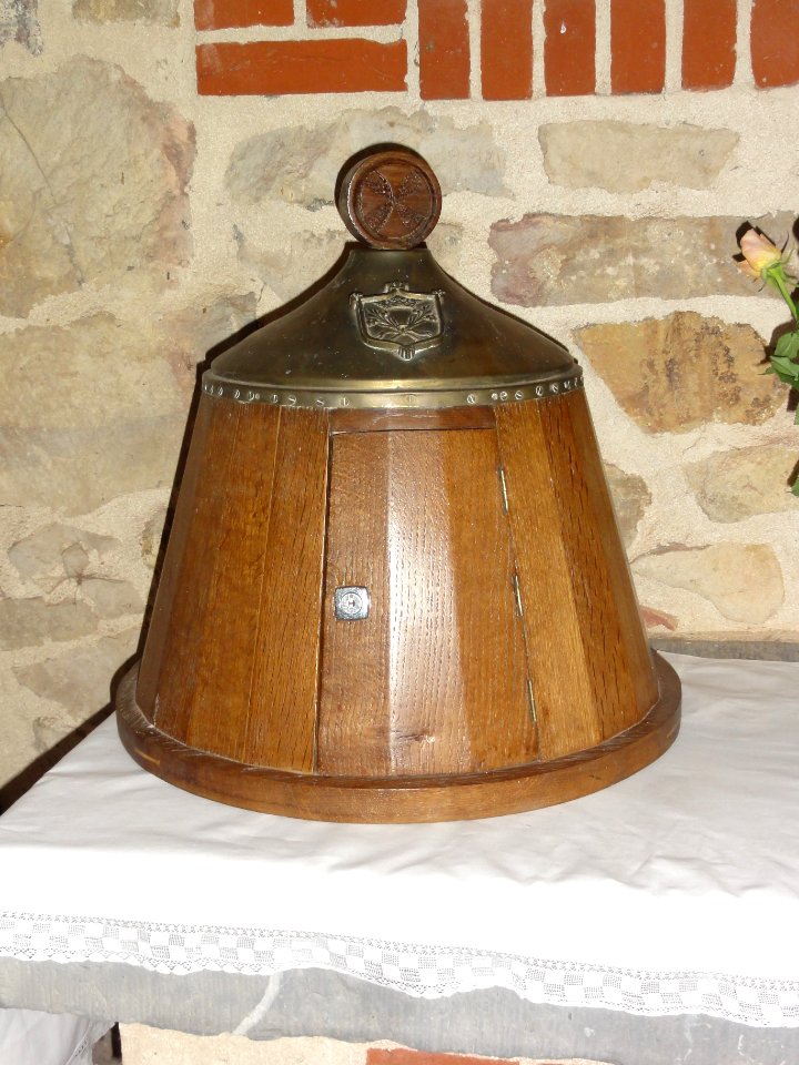 Effry (Aisne) église, bloc d'offrande en forme de cloche