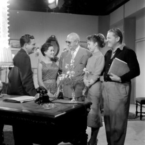 Eerste opname Nederlandse kleurenspeelfilm in Cinetone studio te Rotterdam. V.l., Bestanddeelnr 908-8984