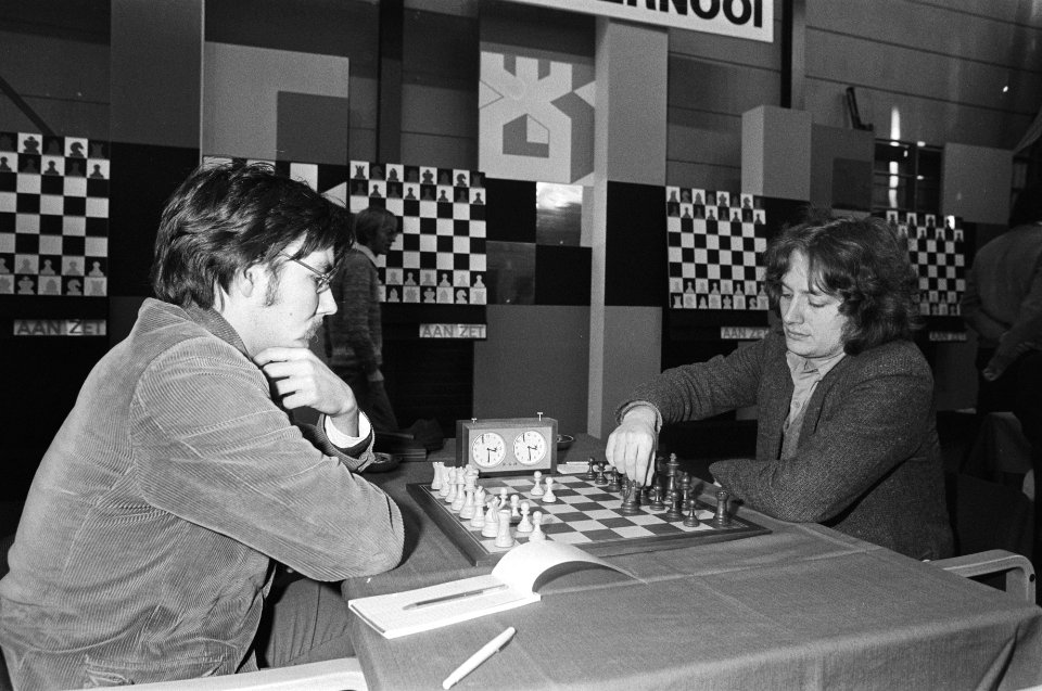 Eerste ronde Hoogovens Schaaktoernooi in Wijk aan Zee . Jan Timman (r.) tegen La, Bestanddeelnr 931-9140