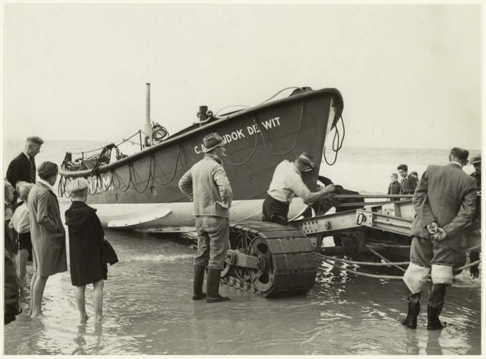 Eerste oefening met de reddingsboot C.A.A. Dudok de Wit na de oorlog. NL-HlmNHA 54005513