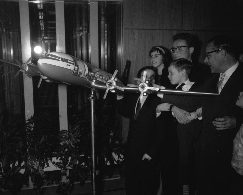 Eerste officiele vlucht van de KLM over de Noordpool naar Tokio en Nieuw Guinea , Bestanddeelnr 909-9474