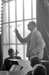 Eerste repetitie van het Nederlandse Studentenorkest te Bergen onder leiding van, Bestanddeelnr 910-9204 photo