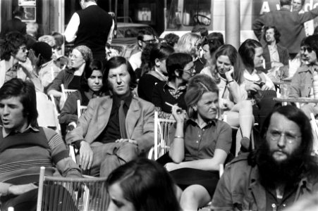 Eerste lentedag mensen op terras, Bestanddeelnr 925-4722