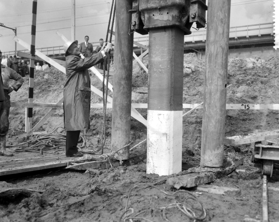Eerste paal voor verzamelgebouw nijverheidsonderwijs, Bestanddeelnr 912-9075