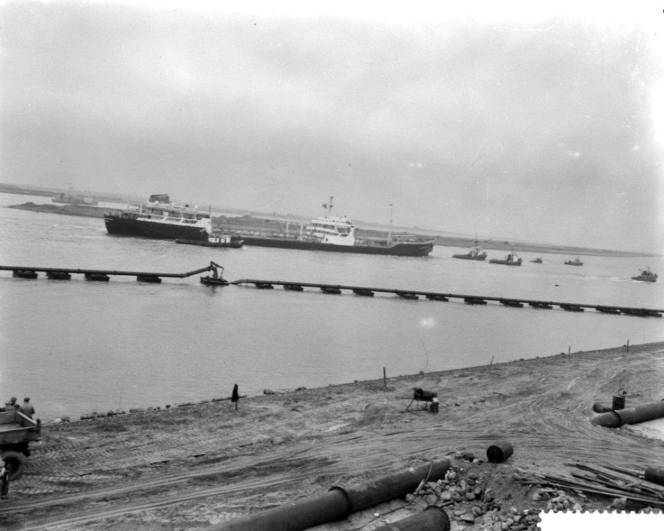Eerste olietanker vaart de Europoorthaven in, Bestanddeelnr 911-8877