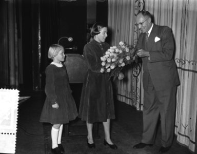 Eerste Kinderboekenweek te Amsterdam, voorzitter Chr. Leeflang reikt prijs uit a, Bestanddeelnr 907-4054