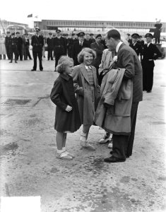 Eerste KLM vlucht naar Canada. Koninklijke familie in gesprek, Bestanddeelnr 903-4050