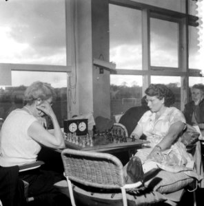 Eerste ronde Internationaal Damesschaaktoernooi te Emmen Mevr Heemskerk en mrs, Bestanddeelnr 908-9181