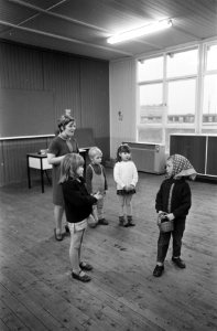 Eerste kleuterschool in Bijlmermeer juffrouw met enige kinderen, Bestanddeelnr 921-9956