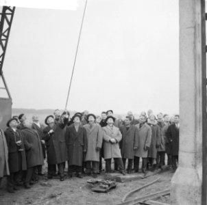 Eerste paalheien in Buitenveldert voor nieuw sportcomplex Hr Scheepens , erelid, Bestanddeelnr 913-3473