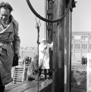 Eerste paal geslagen voor metro Rotterdam Zuid , drs C G van leeuwen (directe, Bestanddeelnr 916-1822