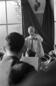 Eerste repetitie van het Nederlandse Studentenorkest te Bergen onder leiding van, Bestanddeelnr 910-9205 photo