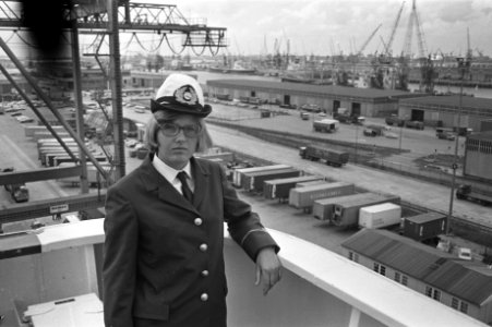 Eerste leerling stuurvrouw Esse Rieke Agter aan boord van de Atlantic Crown Rott, Bestanddeelnr 924-8111