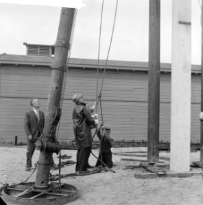Eerste paal heien voor Citex Hovenbedrijf . Ir. Posthuma , directeur van Gemeent, Bestanddeelnr 912-6983