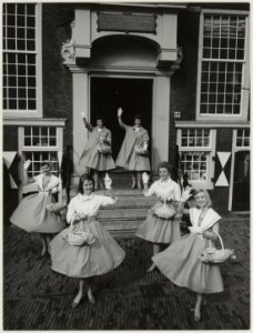 Eerste lustrum van de Bloemenmeisjes op de stoep van de Hoofdwacht. NL-HlmNHA 54011167