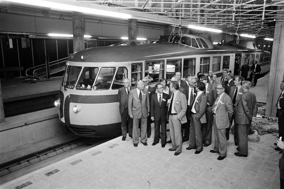 Eerste rit Schiphollijn en Kamerleden groep Kamerleden op station Schiphol, Bestanddeelnr 929-9238