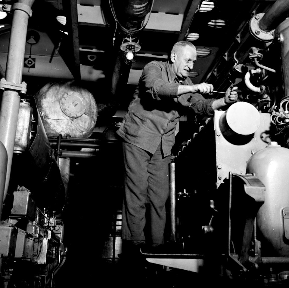 Eerste machinist in de machinekamer van de Damco 9, Bestanddeelnr 254-1366